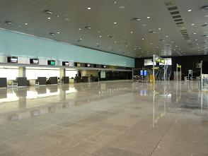 Mostradores de facturaci&oacute;n en el interior de la ampliaci&oacute;n de la terminal C del aeropuerto del Prat (Junio de 2008)